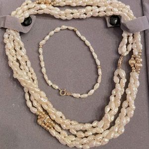 Beautiful fresh water pearl set. Necklace and bracelet.